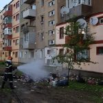 Incendiu puternic într-un bloc din Reșița un mort, 3 răniți și 21 de persoane evacuate (5)