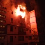 Incendiu puternic într-un bloc din Reșița un mort, 3 răniți și 21 de persoane evacuate (7)