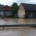 Drumuri, zeci de gospodării și instituții publice din Bistrița-Năsăud, inundate după ploile torențiale! Pericolul nu a trecut