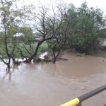 COD ROȘU în trei comune din Bistrița-Năsăud! Gospodării inundate, persoane evacuate și un drum blocat