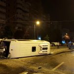 Accident cu 16 victime în municipiul Bacău. Un microbuz s-a răsturnat după ce a intrat în coliziune cu un autoturism