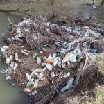 Autoritățile lasă râurile de izbeliște, doar ONG-urile mai curăță râurile de plastic FOTO