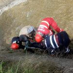 Bărbat căzut într-un canal, salvat de pompieri (FOTO)