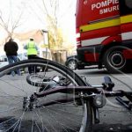 Un biciclist băut a fost lovit de o maşină, la Borsec