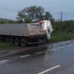 FOTO: Accident rutier – camion răsturnat pe o șosea din Iași!