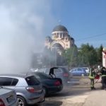 Incendiu la doi pași de sediul ISU Hunedoara. Un autoturism a luat foc