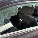 S-a certat cu iubita, şi de nervi a spart geamul unei maşini