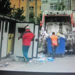 VIDEO:Cum se adună gunoiul în Bacău. După ce a fost pus selectiv în containere, se aruncă de-a valma în mașina de gunoi