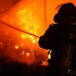 Un pompier rănit în incendiul de pe Transilvaniei. Butelii explodează violent