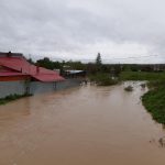 Cod portocaliu pe mai multe râuri din Bacău! Hidrologii nu exclud un COD ROȘU în orele următoare