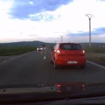 Depășire periculoasă pe un drum din Neamț (VIDEO)
