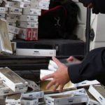 Prins de polițiști cu peste 100.000 fire de țigări de contrabandă în mașină