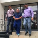 VIDEO: Atacatorul de femei din Bacău a fost arestat preventiv. El a încercat să violeze o elevă și o femeie de la scara vecină