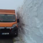 Zăpada nu se dă dusă de pe Transalpina: Stratul de omăt are o înălțime de 4 metri | VIDEO