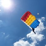 VIDEO. Ziua Drapelului Naţional, sărbătorită cu paraşutişti la Sfântu Gheorghe