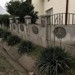 FOTO Un argeșean stabilit în Vișina și-a decorat gardul cu chipuri de domnitori și mari artiști