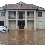 VIDEO| Noi inundaţii în judeţ. Apa a intrat în peste 100 de gospodării, iar torenţii au blocat un drum