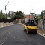 Se toarnă asfalt pe patru străzi din cartierul Gura Văii