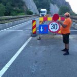 Se circulă restricționat pe DN6. Drumarii s-au apucat de reparații