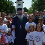 Episcopul Hușilor, înconjurat de copii!