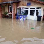 Satul Chirlești, afectat de inundații. Curțile și casele oamenilor, sub apă