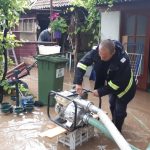 Pompierii au acţionat, şi astăzi, pentru evacuarea apei din gospodăriile inundate la Cristur