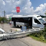 Update| Un microbuz a făcut ravagii pe șosea, după ce a derapat, la Voinești