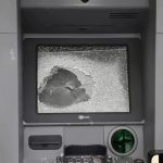 Tânărul care a distrus două ATM-uri de la o bancă din cartierul Obcini a fost reținut pentru 24 de ore VIDEO