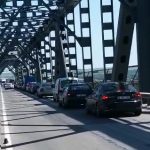Coadă de mașini pe Podul Prieteniei. Românii se înghesuie să plece în vacanță