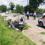 VIDEO. Accident violent pe raza localității Rebricea: o mașină a smuls un cap de pod și s-a răsturnat!