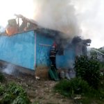 VIDEO. Casă cuprinsă de flăcări în localitatea Sârbi, comuna Banca