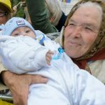 FOTO/VIDEO: Anica Iancu, bunica din Bîrzulești menționată de Papa Francisc în discursul de la Iași. Fotografia ei cu un copilaș în brațe a făcut înconjurul lumii