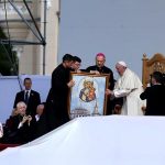 Ce cadouri a primit Papa Francisc la Iași