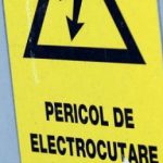 Un tânăr de 23 de ani a murit după ce s-a electrocutat la un panou electric