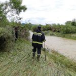 Sute de pompierii vor căuta sâmbătă cel de al patrulea copil luat de viitură la Sângeru