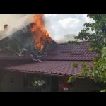 VIDEO Casă incendiată de copii care s-au jucat cu focul, la Petia