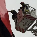 Intervenție la înălțime a pompierilor. Vântul a smuls bucăți de tablă de pe fațada unui mall