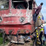 GALERIE FOTO/VIDEO: Un tren de persoane a deraiat la Căiuți. Locomotiva a lovit în plin bena unui camion