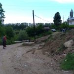 Sute de localnici izolați în satul gorjean unde primarul a furat un pod