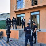 VIDEO Polițiștii din Găești au descins la domiciile a 5 craioveni, acuzați de furtul unor bijuterii din aur și mari sume de bani. Care este prejudiciul