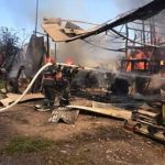 Incendiu violent la Plopșoru. Utilaje agricole și zeci de tone de cereale, mistuite de flăcări