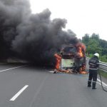 FOTO| Autobuz cuprins de flăcări pe DN 76, între Deva și Brad
