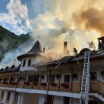 FOTO : Peste 60 de pompieri în LUPTĂ cu flăcările mai bine de 7 ore la Mănăstirea Râmeț