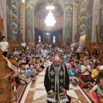 PS Ignatie s-a rugat în genunchi, alături de sute de copii din zona Hușiului