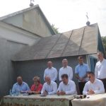FOTO:Contractul de începere a lucrărilor la Drumul Județean Tătărăști-Corbasca, semnat la umbra crucii. Drumul nu a mai văzut asfalt de peste 30 de ani