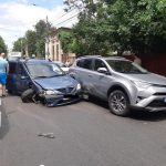 Accident cu trei maşini avariate şi o persoană rănită