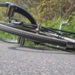 Băuți zdravăn, doi bicicliști din Bistrița-Năsăud au căzut pe carosabil și s-au accidentat