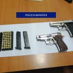Două pistoale şi zeci de cartuşe găsite de poliţişti în locuinţa unui tânăr din Craiova
