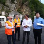 Cu mâna în ghips, ministrul Răzvan Cuc, într-o nouă vizită de lucru în Neamț