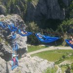 O nouă experiență pentru turiști în Gorj: Hamace deasupra Peșterii Muierilor!